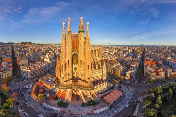 Bersepeda Di Spanyol Dengan View Keindahan Kota Spanyol