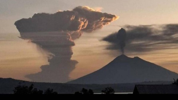 Gunung Lewotobi Laki Laki Meletus: Penerbangan Terganggu