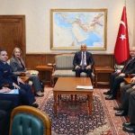 Dubes AS Duduk Bak “Gubernur Kolonial” Saat Bertemu Menhan Turki