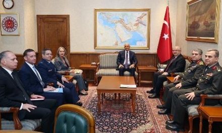 Dubes AS Duduk Bak “Gubernur Kolonial” Saat Bertemu Menhan Turki