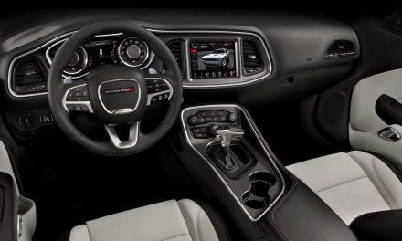 Dodge Challenger SXT, Interior Gaya Retro dan Teknologi Modern