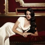 Lana Del Rey Punya Ciri Khas Gaya Dan Suara Yang Memikat