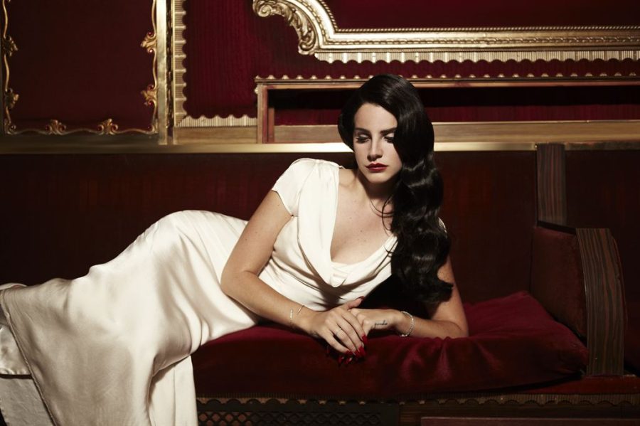 Lana Del Rey Punya Ciri Khas Gaya Dan Suara Yang Memikat